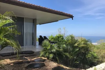 Image de Bungalow avec tout le confort moderne et une vue panoramique sur l'océan!