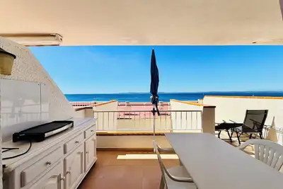 Image de Une vue magnifique, terrasse ensoleillée, piscine située sur les rochers surplombant la mer.