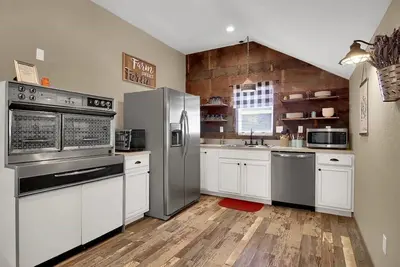 Image de Nouvelle Liste! 3 chambres, 3. 5 salles de bain Guesthouse sur la 6e rue