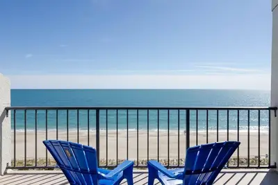 Image de Magnifique condo en bord de mer au dernier étage avec piscine et vue magnifique