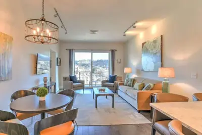 Image de Condo de luxe Downtown Condotel; commodités d'un hôtel avec le luxe et le confort d'une maison privée