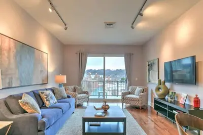 Image de Condo de luxe Downtown Condotel; commodités d'un hôtel avec le luxe et le confort d'une maison privée