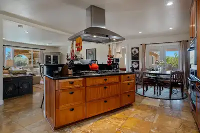 Image de Maison de luxe avec salle de jeux dans une ferme boutique près de la plage de Pismo