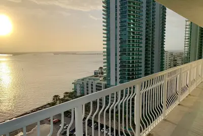 Image de Waterfront Unit @ Brickell avec une vue imprenable sur la baie, une salle de sport ouverte 24h \/ 24 et un parking gratuit