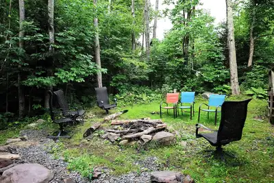 Image de Log Home avec hot tub extérieur Distance à pied de Hunter Mt
