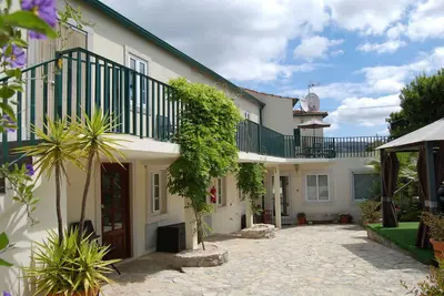 Image de Appartement adapté aux enfants et aux animaux de compagnie avec salon décloisonné, cuisine et coin repas.