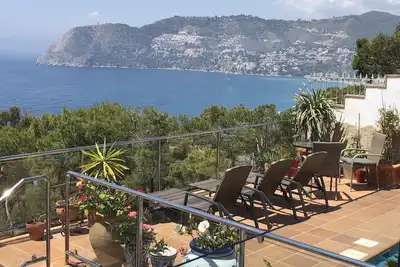 Image de Belle villa spacieuse avec piscine privée et grand bain à remous