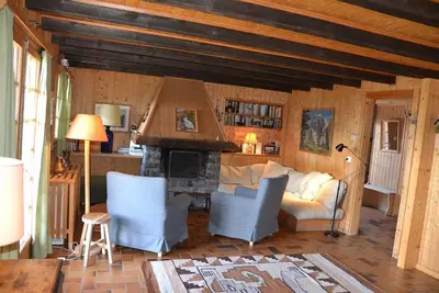 Image de Extérieur : appartement au rez et au 1er étage d'un chalet, pour 8 personnes, accès par env. 120 mar