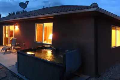 Image de Marchez jusqu'au centre-ville! Bain à remous privé, cheminée, piscine intérieure