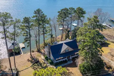 Image de Nouveau! Maison spacieuse sur le lac Sinclair avec quai de bateau!