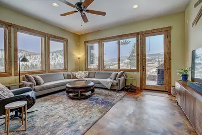 Image de Nouvelle annonce ♥ Vue imprenable sur 2 acres avec spa de luxe! ♥