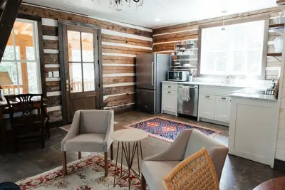 Image de Cabine moderne au bord du lac Bear