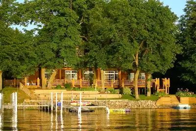 Image de Maison de luxe au lac avec maison d'hĂ´tes et salle de jeux