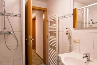Image de Chambre triple n ° 119, douche, toilette - Gästehaus Leypold