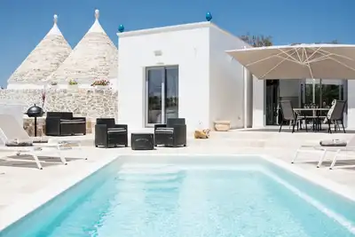 Image de Trulli Panoramix : Au sommet d'une coline privative  avec piscine privée.