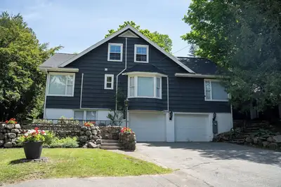 Image de Tous Les Nouveaux! ! Volleyball, Firepit, Plaine De Jeux, Hottub, Walk To Ville