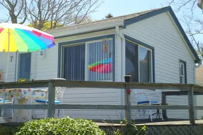 Image de Nouveaux objets Le Sunlit Cozy Cottage par la mer sur le lac Montauk
