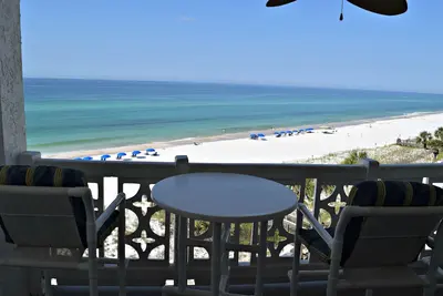 Image de El Matador 361 Direct Gulf Front Views Parasol gratuit et 2 chaises de plage.