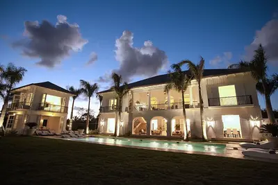 Image de Luxueuse nouvelle villa avec vue sur l'océan et le golf avec un chef privé, un majordome et une femme de chambre