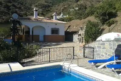 Image de Belle maison en pleine nature avec des vues spectaculaires. Piscine privée