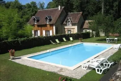 Image de Maison de caractère en plein milieu des bois. piscine privée. 4*