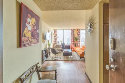 Image de Entièrement meublé, dans le centre-ville de Tulsa, condo unique du milieu du siècle