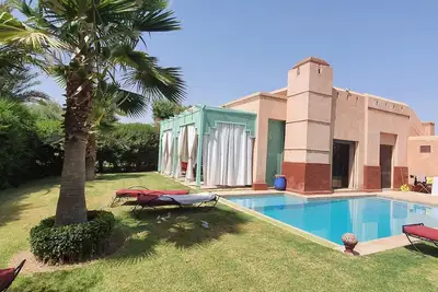 Image de villa avec piscine privative, vue sur l’Atlas.