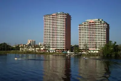 Image de Resort Condo avec 1 chambre à coucher 2 salle de bain avec cuisine complète 6 couchages en front de mer