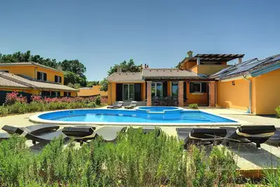 Image de Maison de vacances calme avec grande piscine à la périphérie de Rezanci