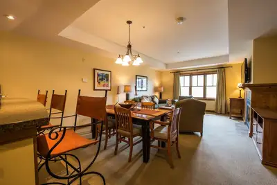 Image de Près des pistes! Condo lumineux + moderne avec cheminée