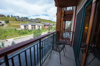 Image de Condo spacieux et moderne | Près des pistes avec accès au bain à remous