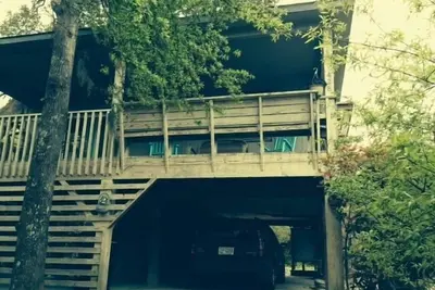 Image de Cabane dans les arbres Obx. Chalet confortable dans le quartier de la famille \/ animaux de compagnie. Proche du son.