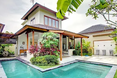 Villa privée de 2 chambres, Seminyak central avec une immense piscine privée en forme de L