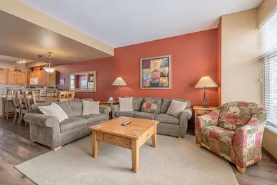 Image de Deluxe 3 Bed / 3 Bath ski in / ski out lotissement Premier Lieu - Hot Tub & Garage