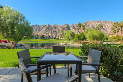 Image de Vues sur les montagnes / le lac / la piscine de la r��sidence Pga West Palmer récemment rénovée dans tout le condo 3 chambres
