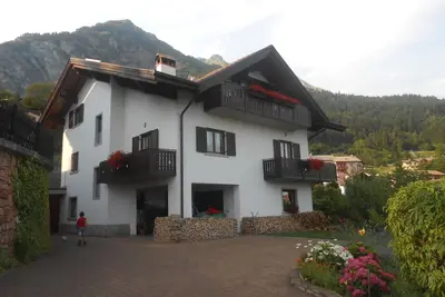 Image de \"La Guarda\" maison de vacances à Stenico. Balcon panoramique près de Terme di Comano