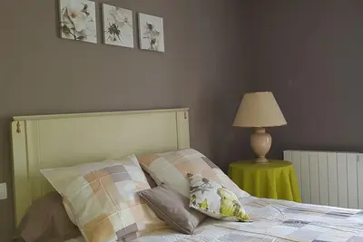 Image de Maison  rénovée, tout confort  avec baignoire balnéo, baby-foot, ping pong