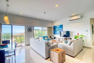 Image de Condo de luxe avec balcon, vues sur l'océan et la jungle et aménagement ouvert!
