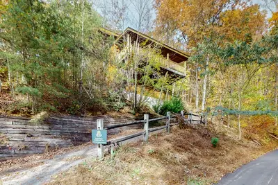 Image de Nouvelle Liste! Cabine familiale w / bain à remous privé, foyer au gaz et table de billard