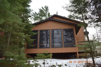 Image de Chalet Otter Bay. . . Un chalet toutes saisons magnifiquement meublé au bord du lac!