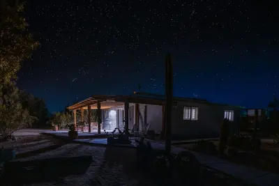 Image de The Flying Point Homestead, près du parc national Joshua Tree; Animaux acceptés