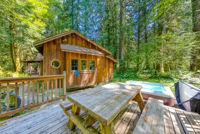 Image de Cabine privée avec poêle à bois, près du mont. Capuche!