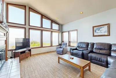 Image de Maison en bord de mer avec bain à remous privé et vue imprenable sur l'océan!