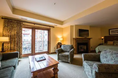 Image de Studio spacieux + moderne | Cheminée et balcon privé