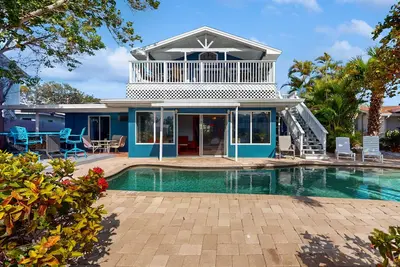 Image de Maison au bord de l'eau avec piscine privée, terrasse et patio - 1/2 mile de la plage