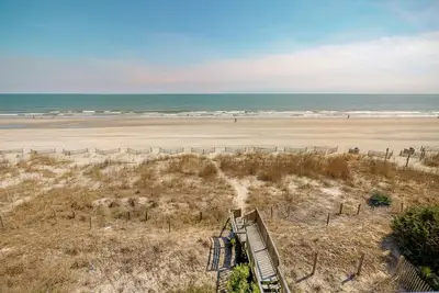 Image de Condo en bord de mer avec balcon et vue imprenable sur l'océan - à pied de tout