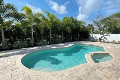 Image de Belle plage privée et piscine à l'arrière de votre ancienne maison de Floride restaurée!