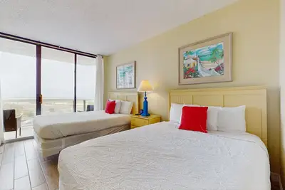 Image de Nouvelle Liste! Studio au bord de la plage avec piscine / bain à remous partagé et accès facile à la plage