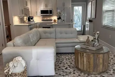 Image de Duplex au rez-de-chaussée rénové professionnellement - Près de la plage et de la chaussée!