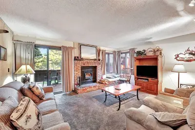 Image de 1 chambre et 1 salle de bain complète, 5 couchages, un niveau à profiter pour vos vacances à Mammoth Lakes